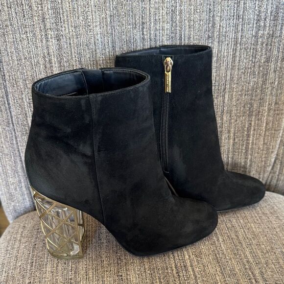 Karl Lagerfeld Black Leather Suede Ankle Boots Geometric Gold Block Heel Sz 8.5 - Picture 1 of 16